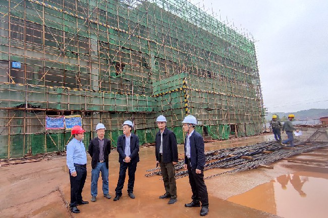 图为许健强调研贺州市残疾人康复中心建设项目